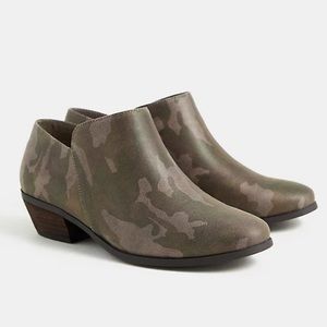TORRID CAMO FAUX SUEDE ANKLE BOOTIE SIZE 8 (WW)